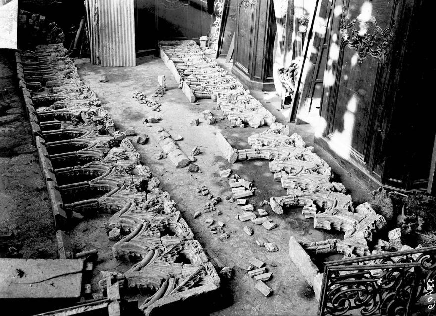Photographie anonyme, Fragments de sculptures et collection lapidaire de l’ancienne cathédrale de Noyon (Oise), avant 1921 