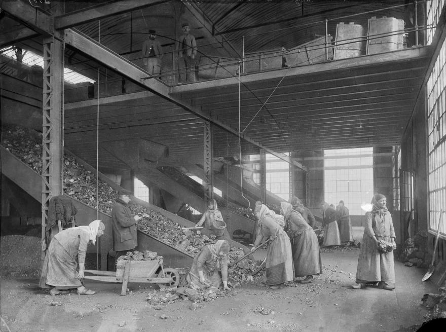 Atelier Nadar, Mines de Bruay (Pas-de-Calais) : femmes au travail en zone de triage, Bruay-la-Buissière, (Pas-de-Calais), 1889 