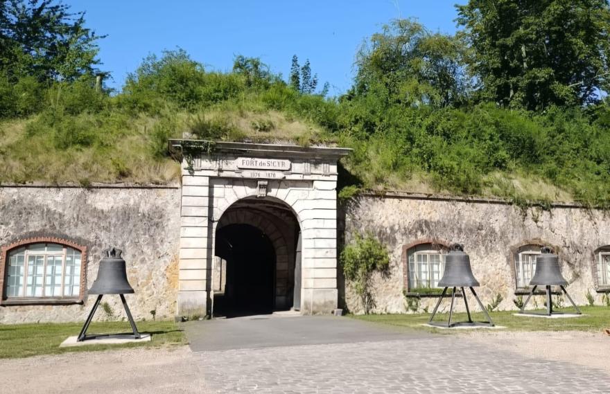 Aurélie Lecuyer, Les cloches de Notre-Dame de Paris à l'entrée du fort de Saint-Cyr, 8 juillet 2026 