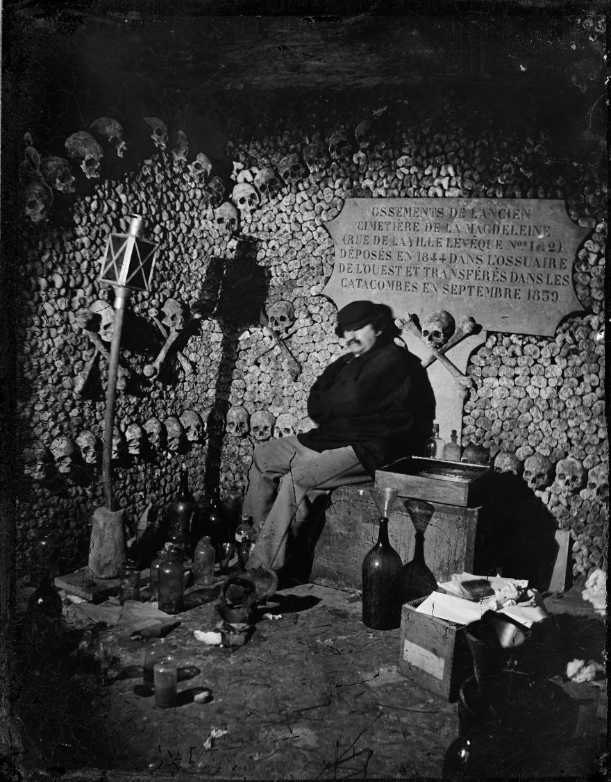 Félix Nadar, Catacombes de Paris : ossements de l’ancien cimetière de la Magdeleine, avec mannequin, 1860 