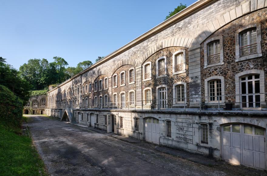 Photo en couleur présentant une façade du fort de Saint-Cyr.