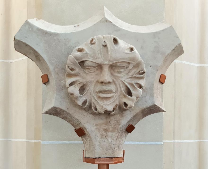 Décor sculpté de Notre-Dame de Paris, masque anthropomorphe