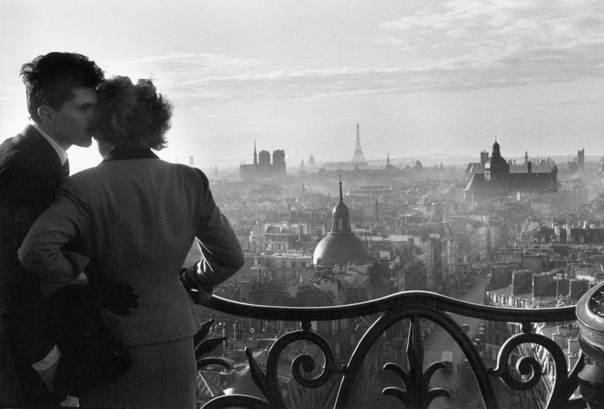 Willy Ronis, Les amoureux de la Bastille, Paris, 1957 