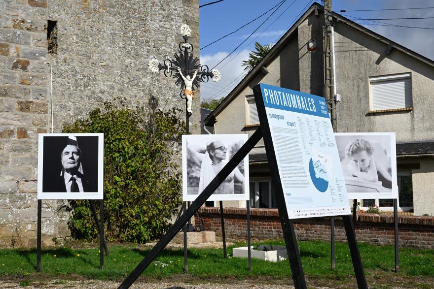 Des panneaux des Photaumnales en plein air devant l'église de Gremevilliers