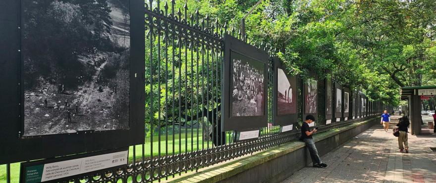 Exposition Willy Ronis sur les grilles du parc de  Chapultepec
