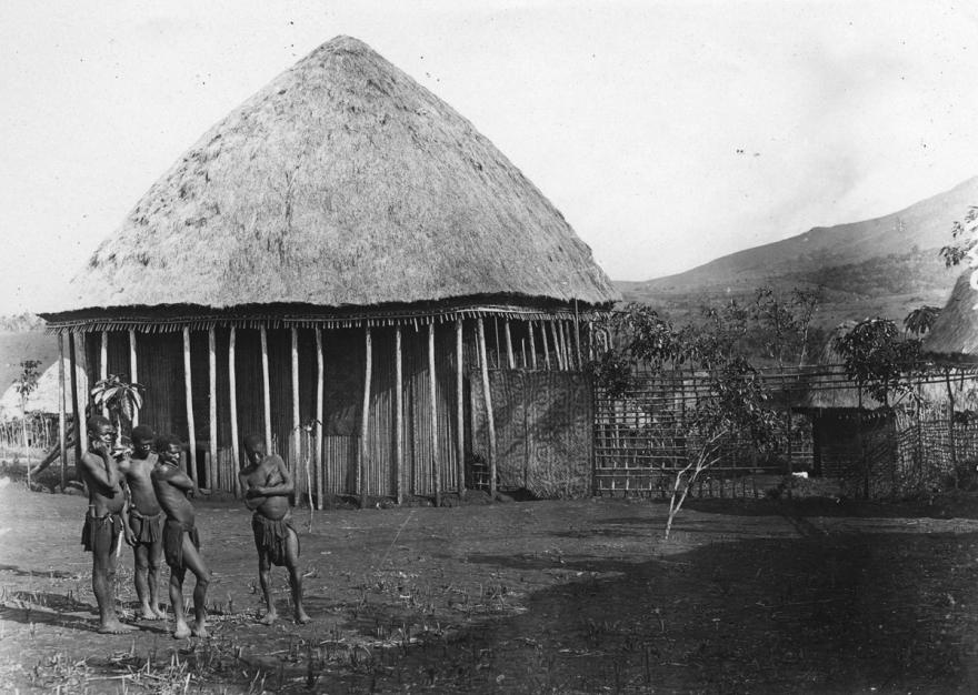 Case du village Grasfield, Piste de Bana-Foumban, Bangou, Région de l'Ouest, Bangou, Cameroun, 1917.01.31