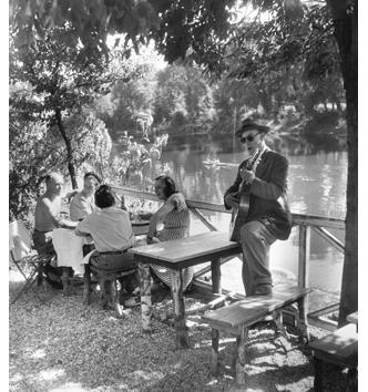 Willy Ronis, La guinguette Beau-Rivage à Champigny-sur-Marne (Val-de-Marne), 1947