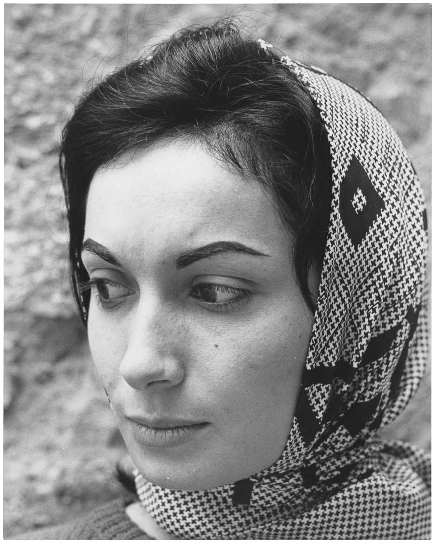 Denise Colomb, Portrait d'une jeune femme, Italie, 1956. © Donation Denise Colomb, Ministère de la Culture (France), Médiathèque du patrimoine et de la photographie, diffusion GrandPalaisRmn Photo