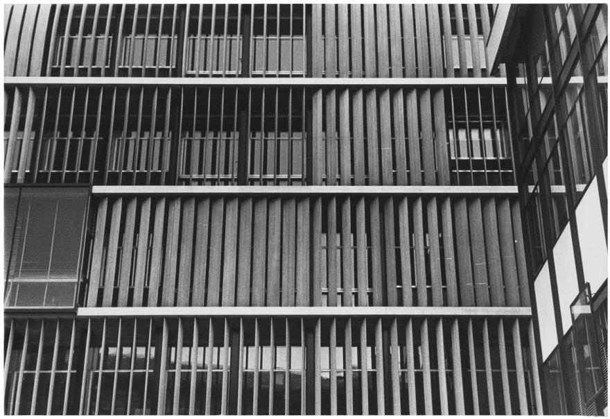 Denise Colomb, Façade moderne, Milan (Italie), 1956. © Donation Denise Colomb, Ministère de la Culture (France), Médiathèque du patrimoine et de la photographie, diffusion GrandPalaisRmn Photo