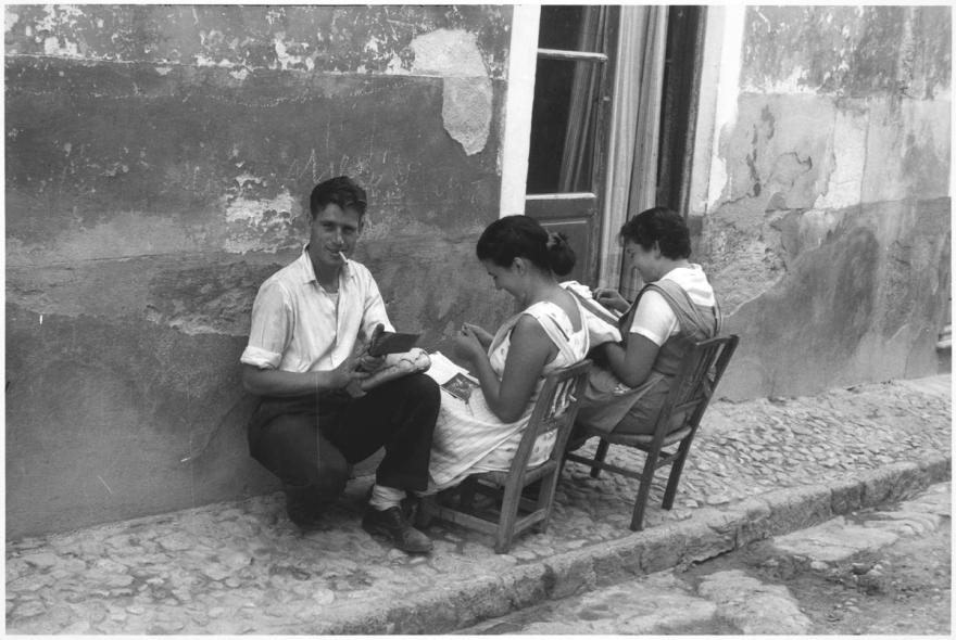 Denise Colomb, Travaux de couture dans une rue, Murano (Italie), 1956. © Donation Denise Colomb, Ministère de la Culture (France), Médiathèque du patrimoine et de la photographie, diffusion GrandPalaisRmn Photo