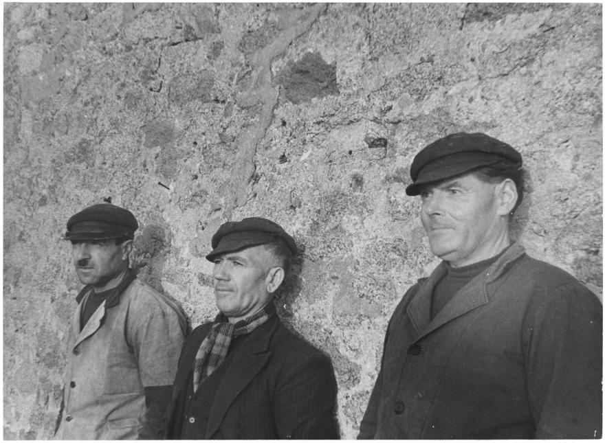 Denise Colomb, Les trois hommes, Île-de-Sein (Finistère), 1950. © Donation Denise Colomb, Ministère de la Culture (France), Médiathèque du patrimoine et de la photographie, diffusion GrandPalaisRmn Photo