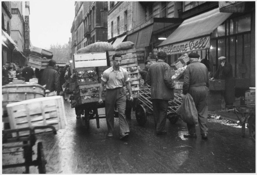 Denise Colomb, Rue Rambuteau, Paris (1er arrondissement), 1954. © Donation Denise Colomb, Ministère de la Culture (France), Médiathèque du patrimoine et de la photographie, diffusion GrandPalaisRmn Photo 