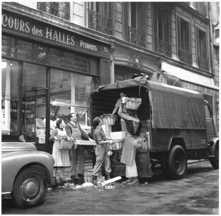 Denise Colomb, Les Halles, Paris (1er arrondissement), 1954. © Donation Denise Colomb, Ministère de la Culture (France), Médiathèque du patrimoine et de la photographie, diffusion GrandPalaisRmn Photo