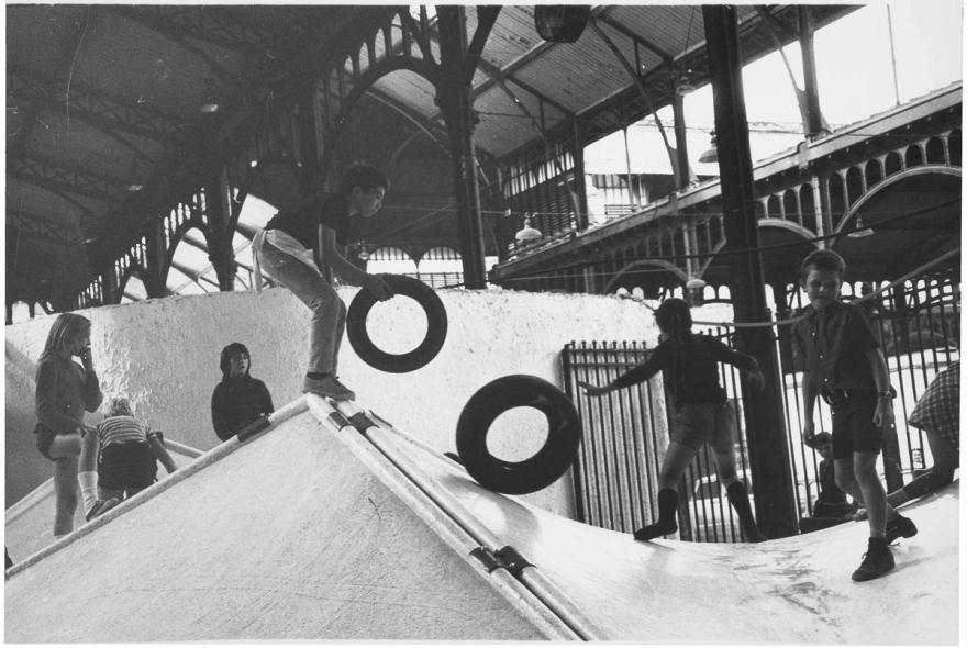 Denise Colomb, Le stage, Paris enfants jouant avec des pneus (1er arrondissement), 1970. 