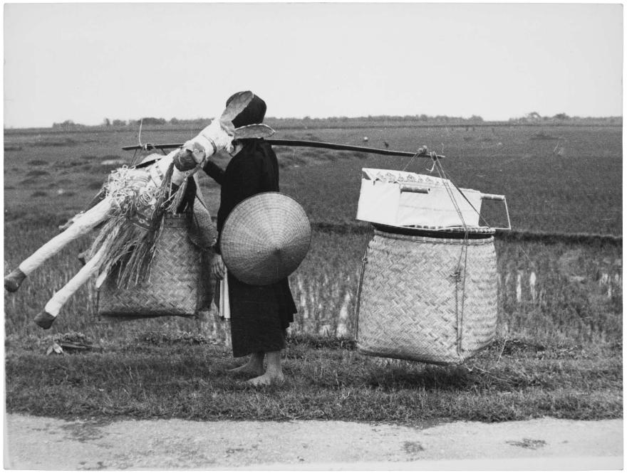 Denise Colomb, Objets en papiers à brûler sur l'autel des ancêtres pour le Têt, Hué (Vietnam), 1937.