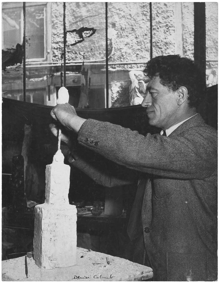 Denise Colomb, Alberto Giacometti travaille sur une œuvre en plâtre dans son atelier, France, 1949. © Donation Denise Colomb, ministère de la Culture (France), Médiathèque du patrimoine et de la photographie, diff. GrandPalaisRmn Photo
