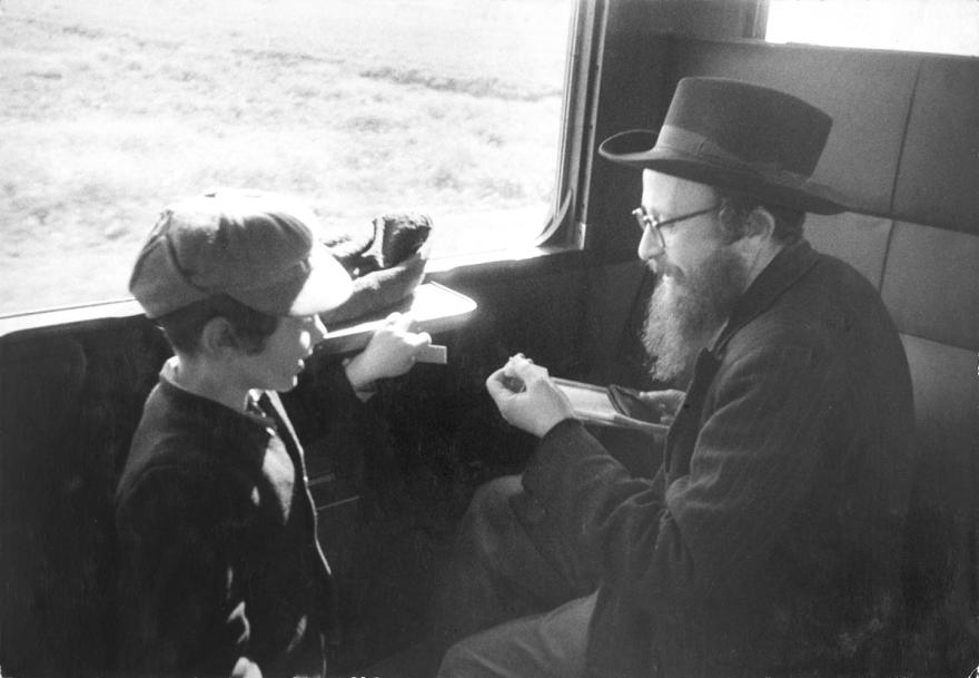 Denise Colomb, Un homme et un jeune garçon dans compartiment d'un train, Israël et territoires palestiniens, 1976.  © Donation Denise Colomb, Ministère de la Culture (France), Médiathèque du patrimoine et de la photographie, diffusion GrandPalaisRmn Photo 