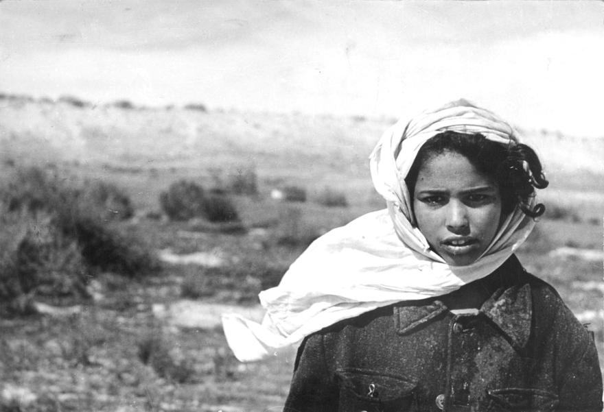 Denise Colomb, Portrait d'une jeune fille dans le désert, Israël et territoire palestiniens, 1976.