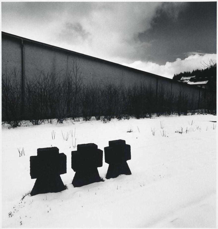 Michael Kenna, Grave markers, Flossenburg, Germany, 1994 ; [Emplacements de tombes, Flossenbürg, Allemagne, 1994]