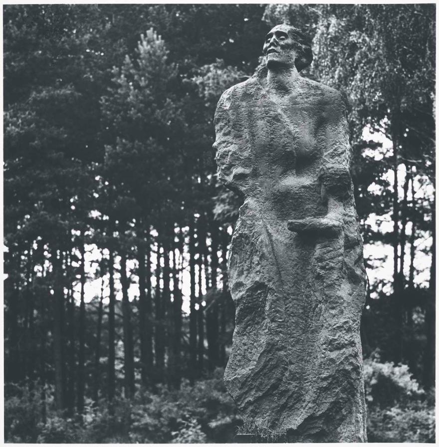 Michael Kenna,Memorial sculpture, Sobibor, Poland, 1993 ; [Sculpture-mémorial, Sobibor, Pologne, 1993]