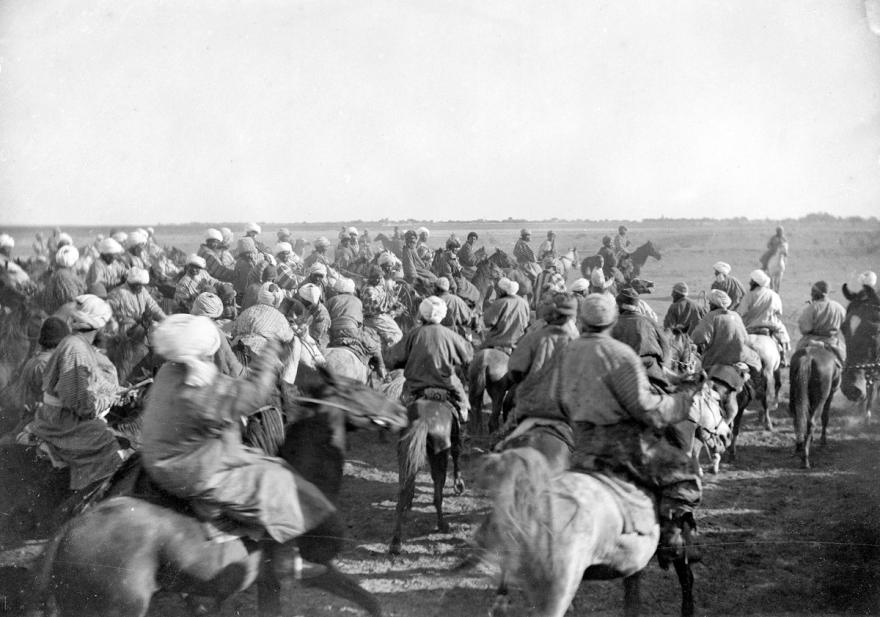 Paul Nadar, Cavaliers turkmènes s'affrontant lors du Bozkachi, Türkmenabat (Turkénistan),1890