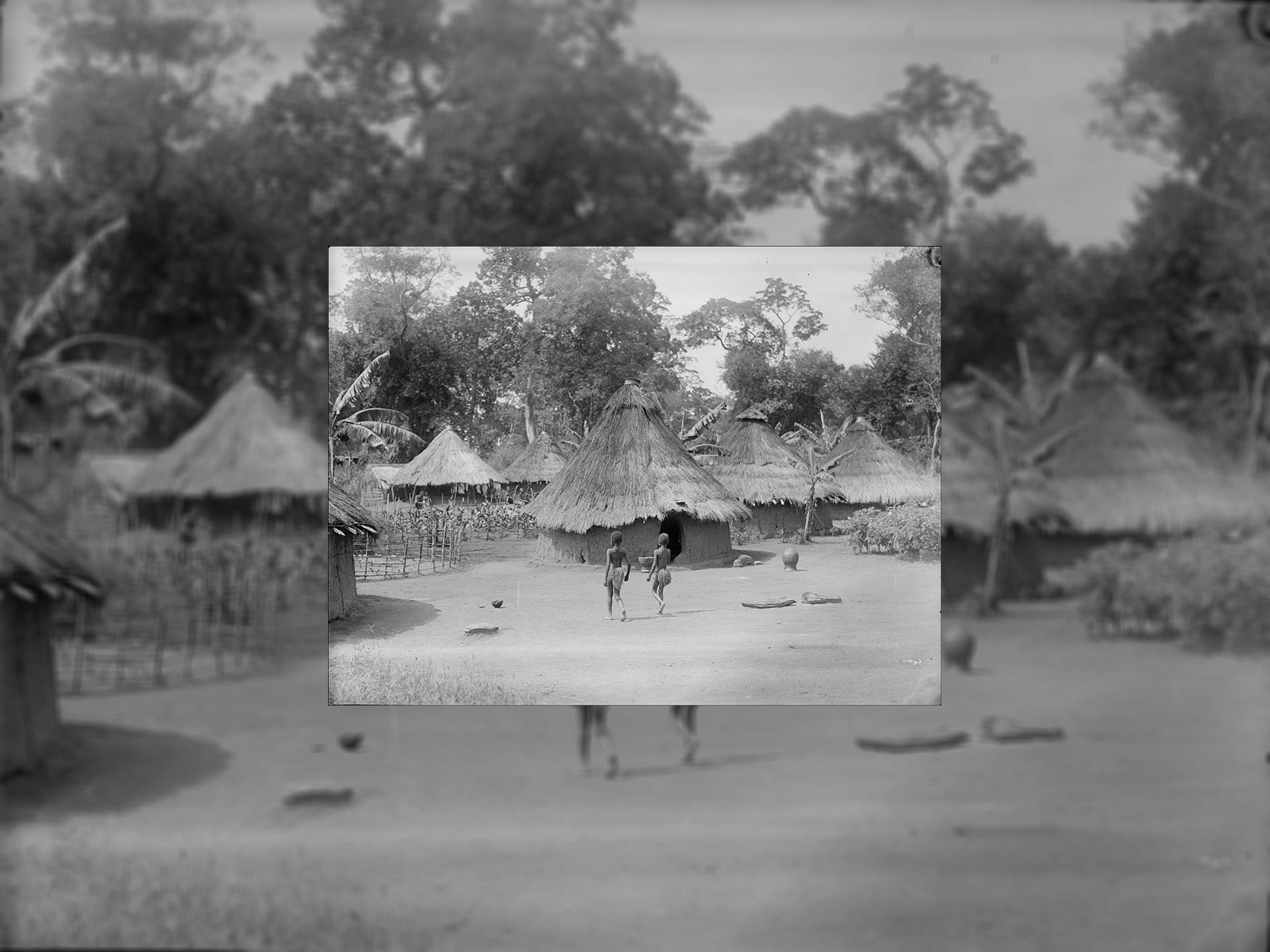 Marc allégret, Deux enfants allant vers un enclos, situé dans le village, République centrafricaine ; Préfecture de Nana-Mambéré ; Abba, 1925-1926
