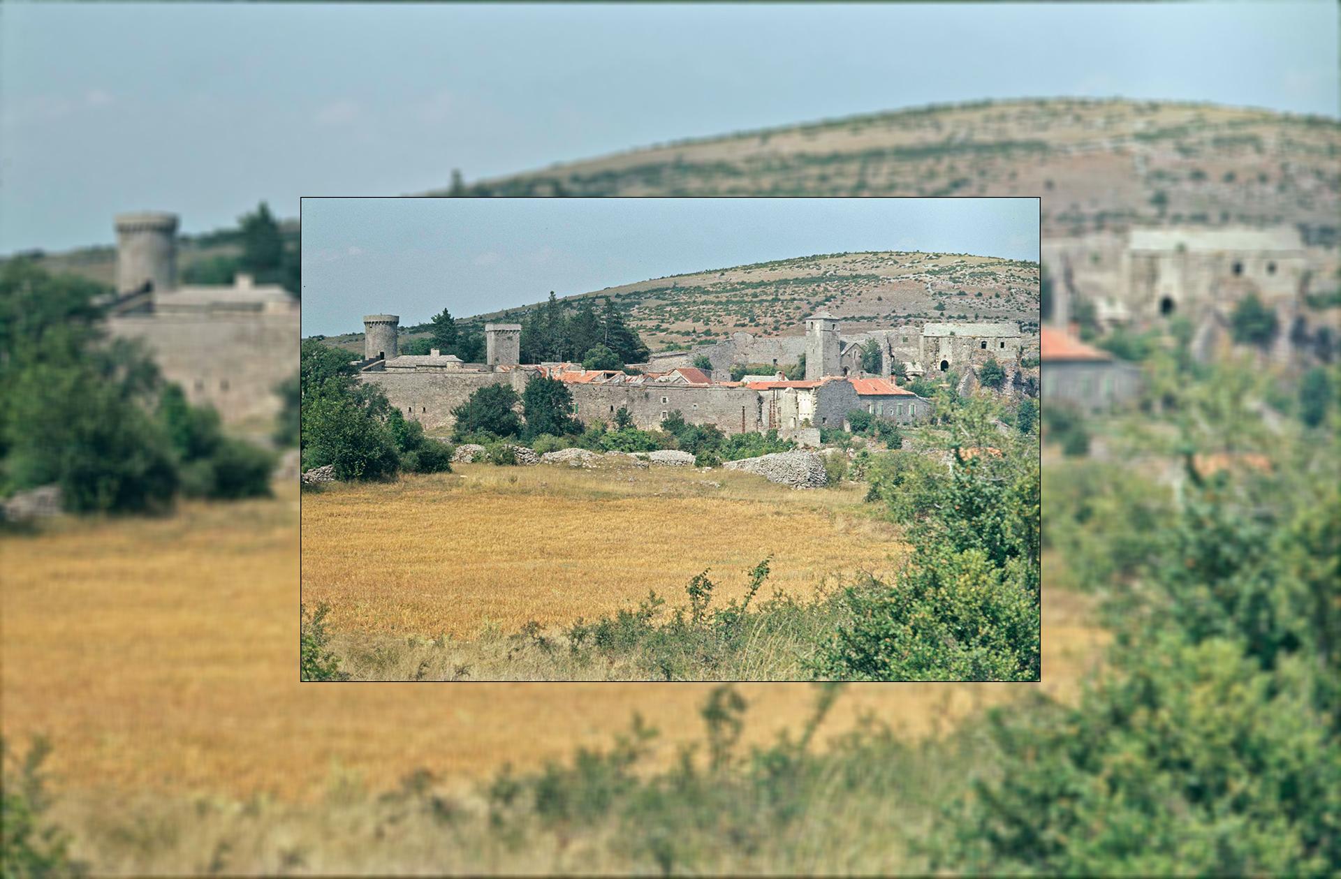 Jacques Pierre, Ensemble du village fortifié, tours des remparts, La Couvertoirade, 1967