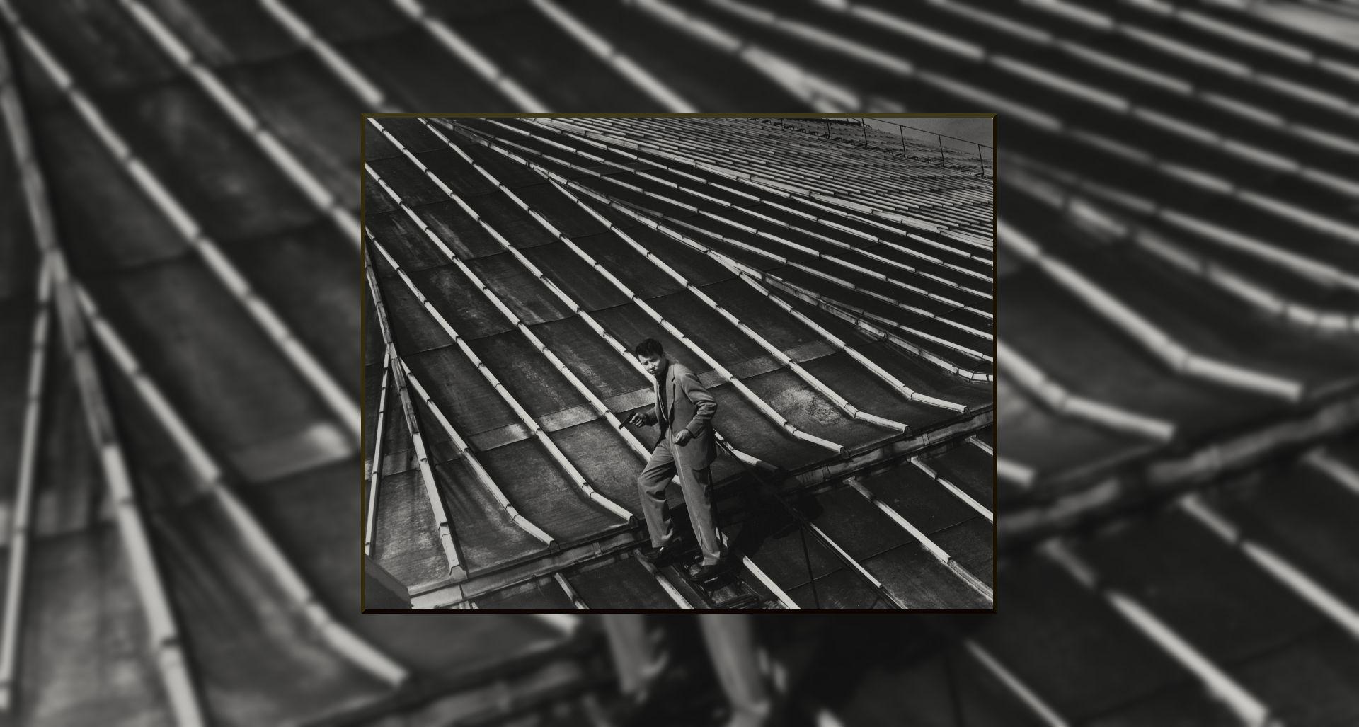 Roger Corbeau, Michel Auclair armé d'un pistolet sur un toit