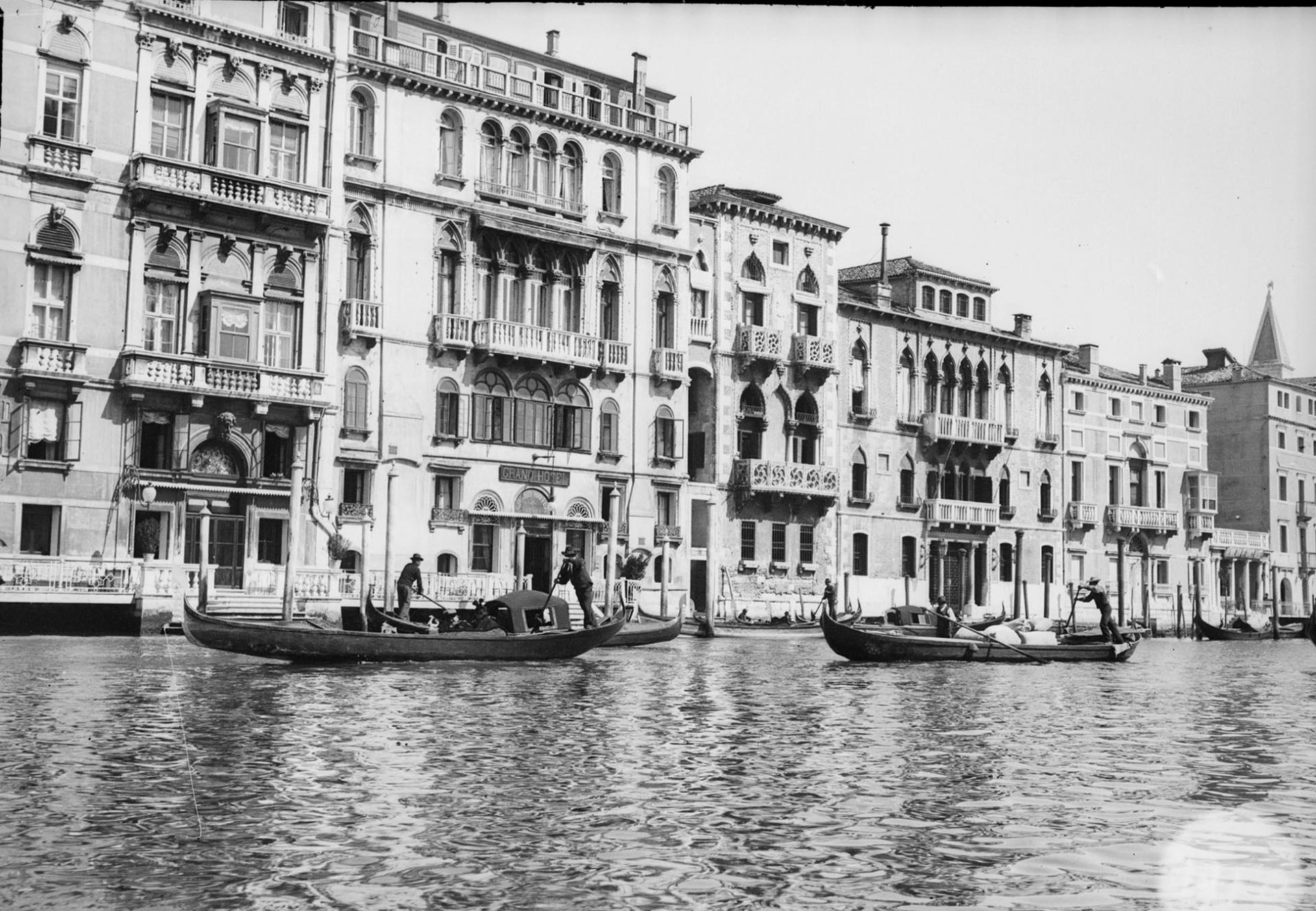 Gondole sur le Grand Canal, Venise (Italie), 1898
