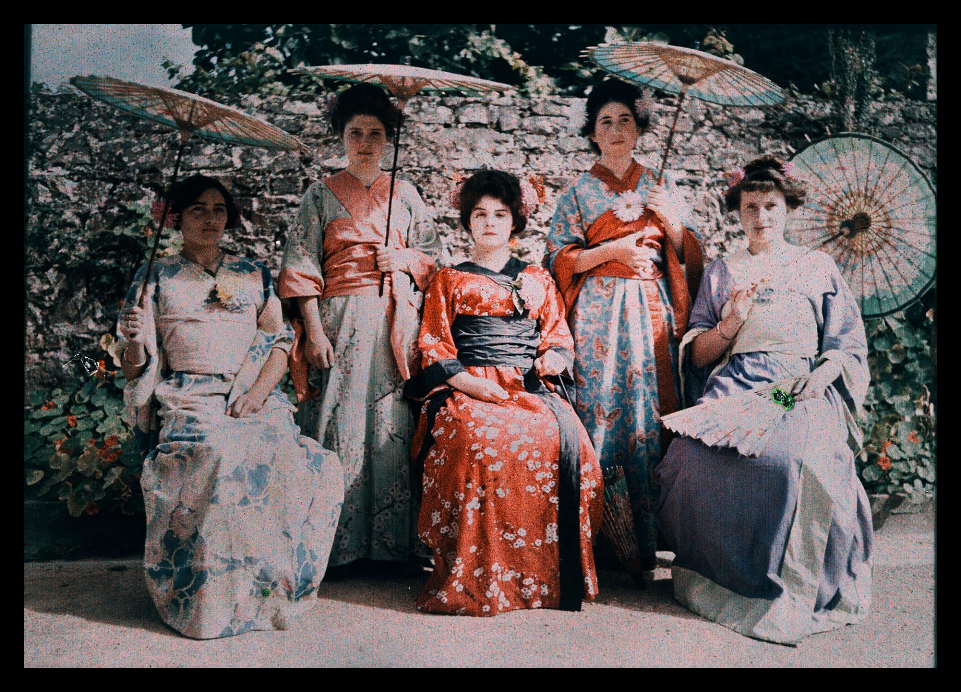 Jules Antoine, Femmes de la famille Antoine habillées en japonaises, v. 1910