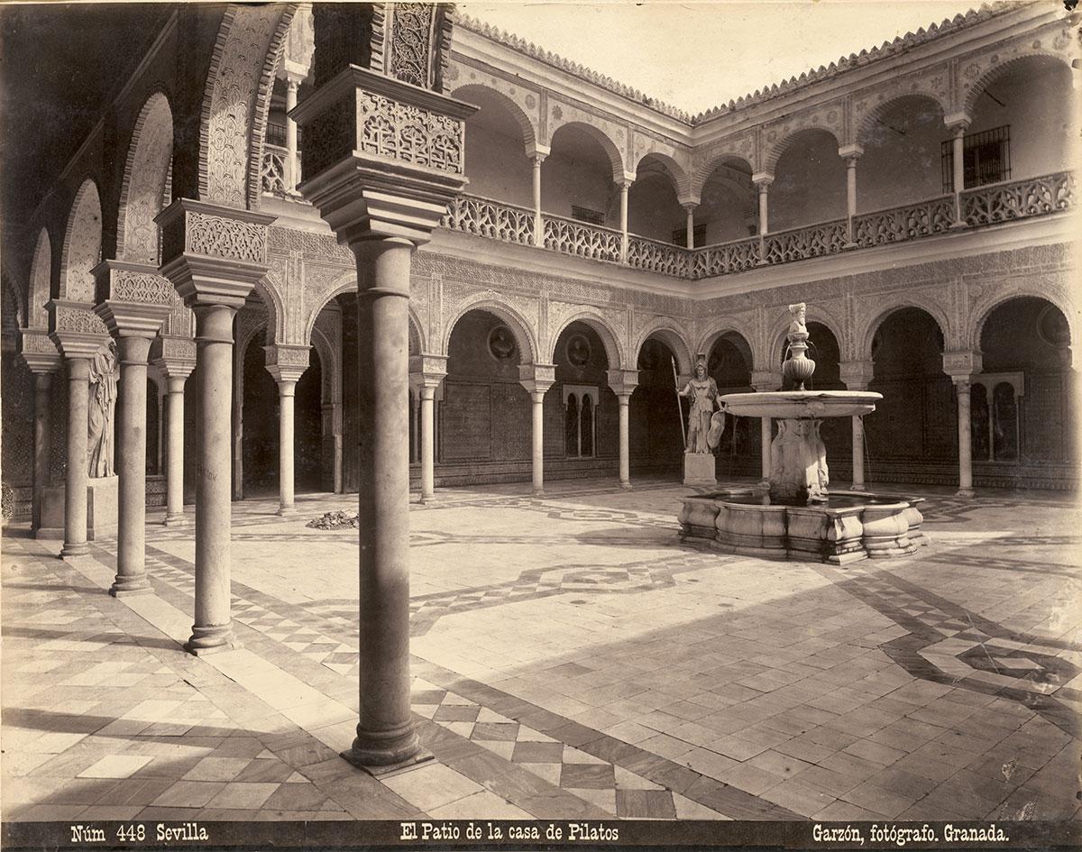 cour extérieur avec colonnes