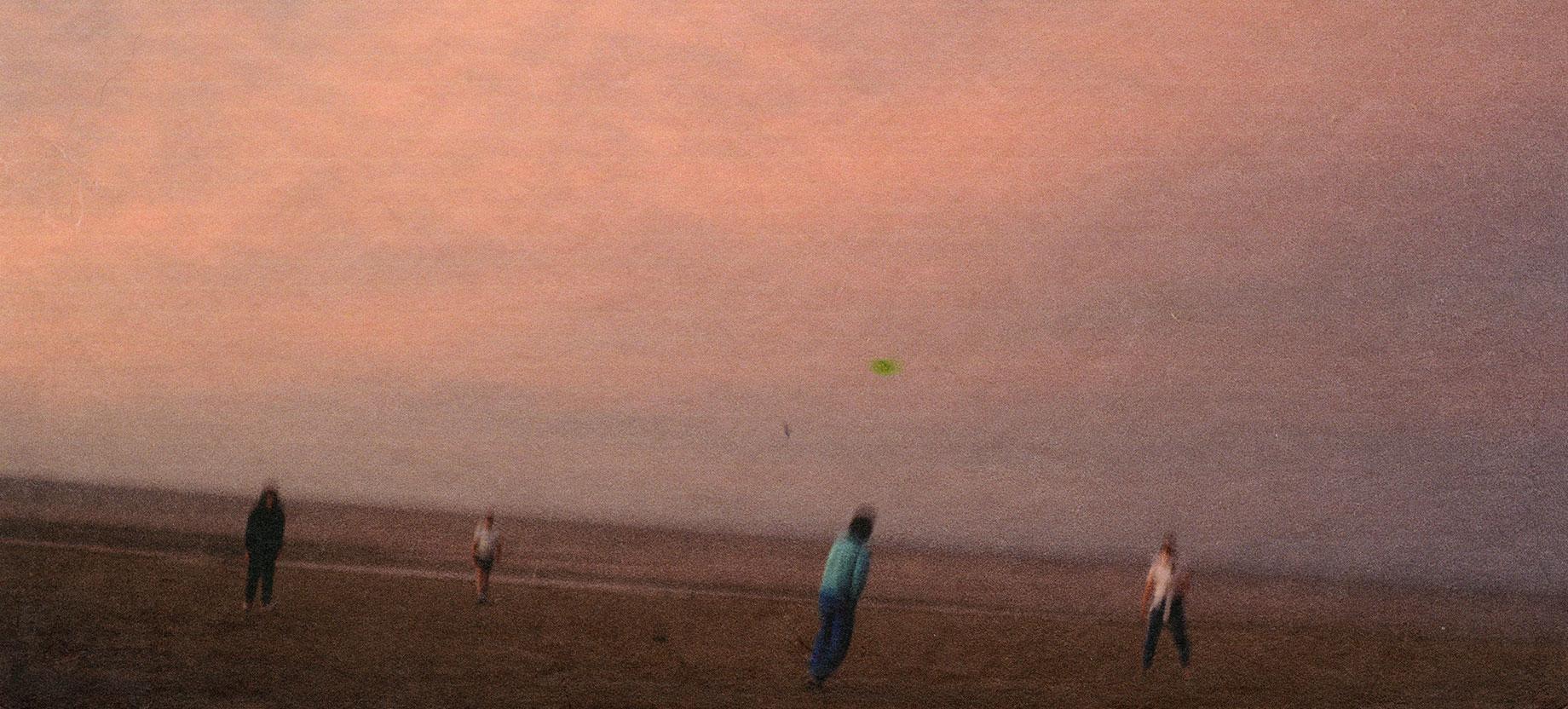 Dolorès Marat, Les joueurs de frisbee, Trouville-sur-Mer, 1994, 21h, tirage couleur, procédé Fresson