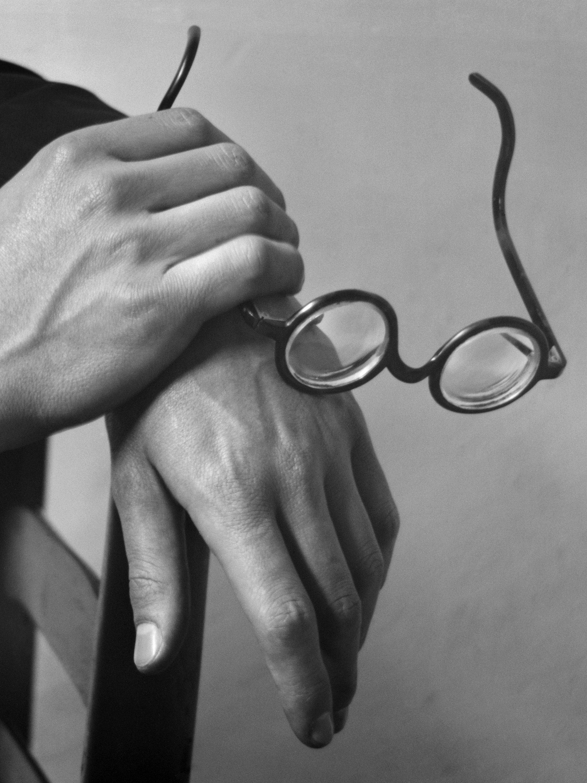photographie de kertesz de mains tenant des lunettes 