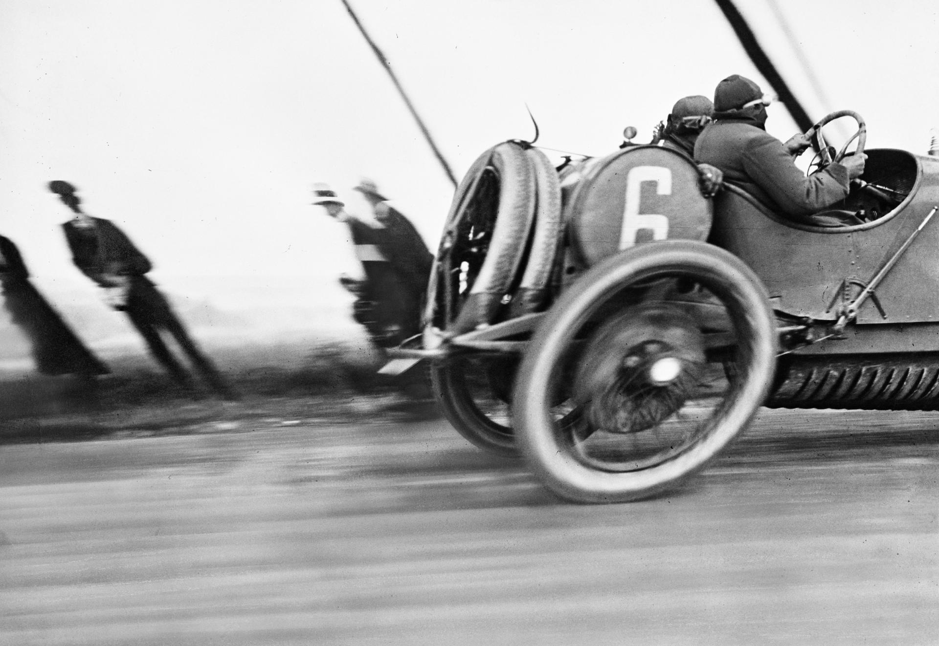 Jacques Henri Lartigue, René Croquet sur une Théo Schneider de course, 1913, légendée par l'auteur "Grand Prix de l'Automobile Club de France, 26 juin 1912"