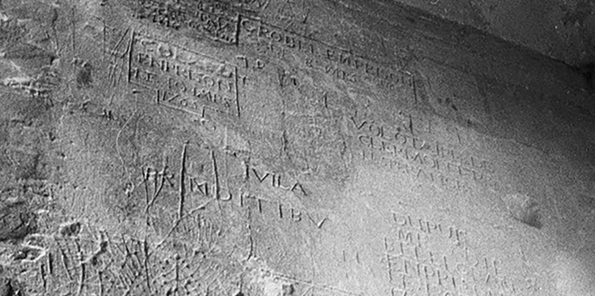 Albert Chauvel, Inscriptions à l’intérieur du château de Tournon (Ardèche), [sd] © Ministère de la Culture (France), MPP, diff. RMN-GP