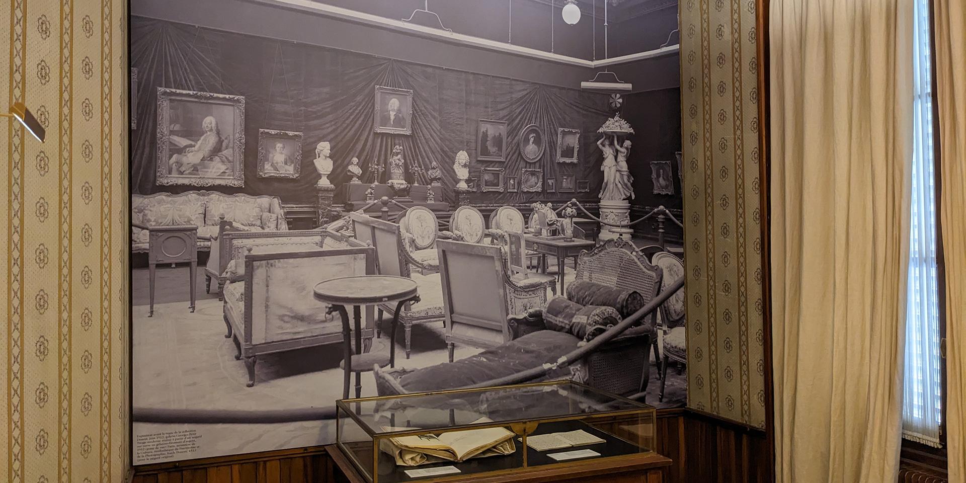 Scénographie de l’exposition Doucet et Camondo au musée Nissim-Camondo, grand tirage d’une photo de l’exposition avant la vente Doucet en juin 1912 © DR