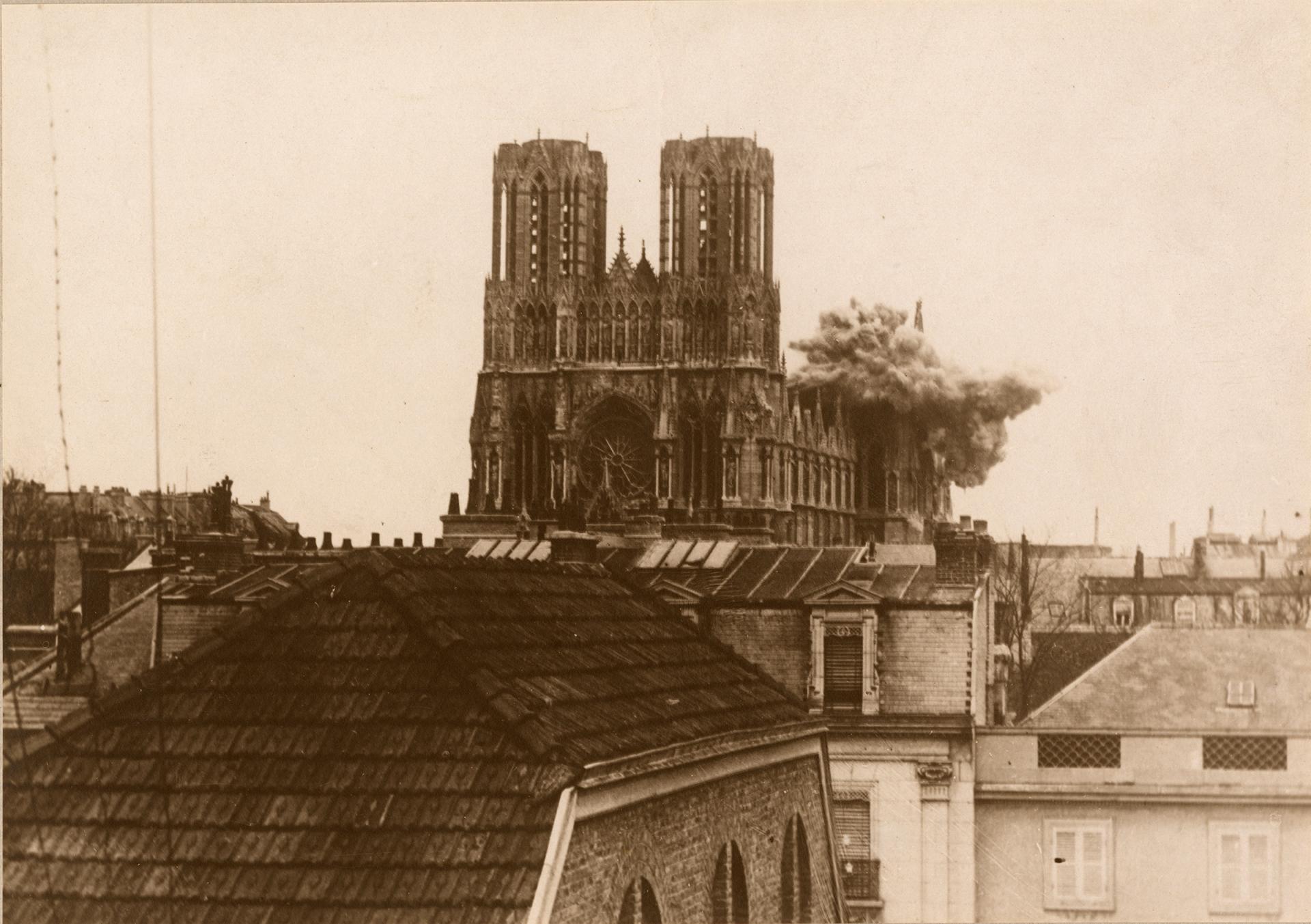 Éclatement d'un obus allemand sur l'abside de la cathédrale de Reims