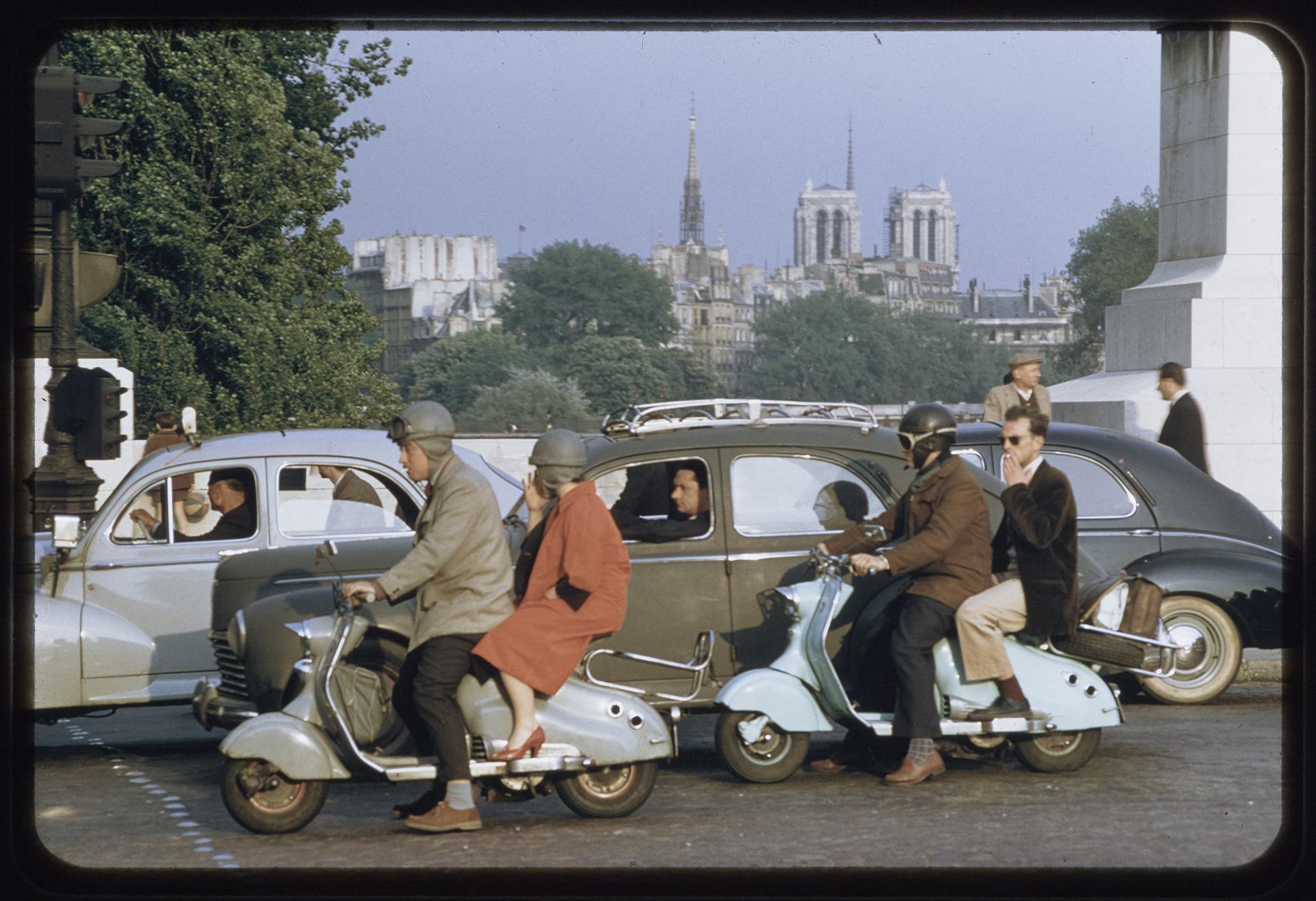 Willy Ronis, Scooters pont du Carrousel, Paris, 1955 © Donation Willy Ronis, Ministère de la Culture (France), MPP, diff. RMN-GP