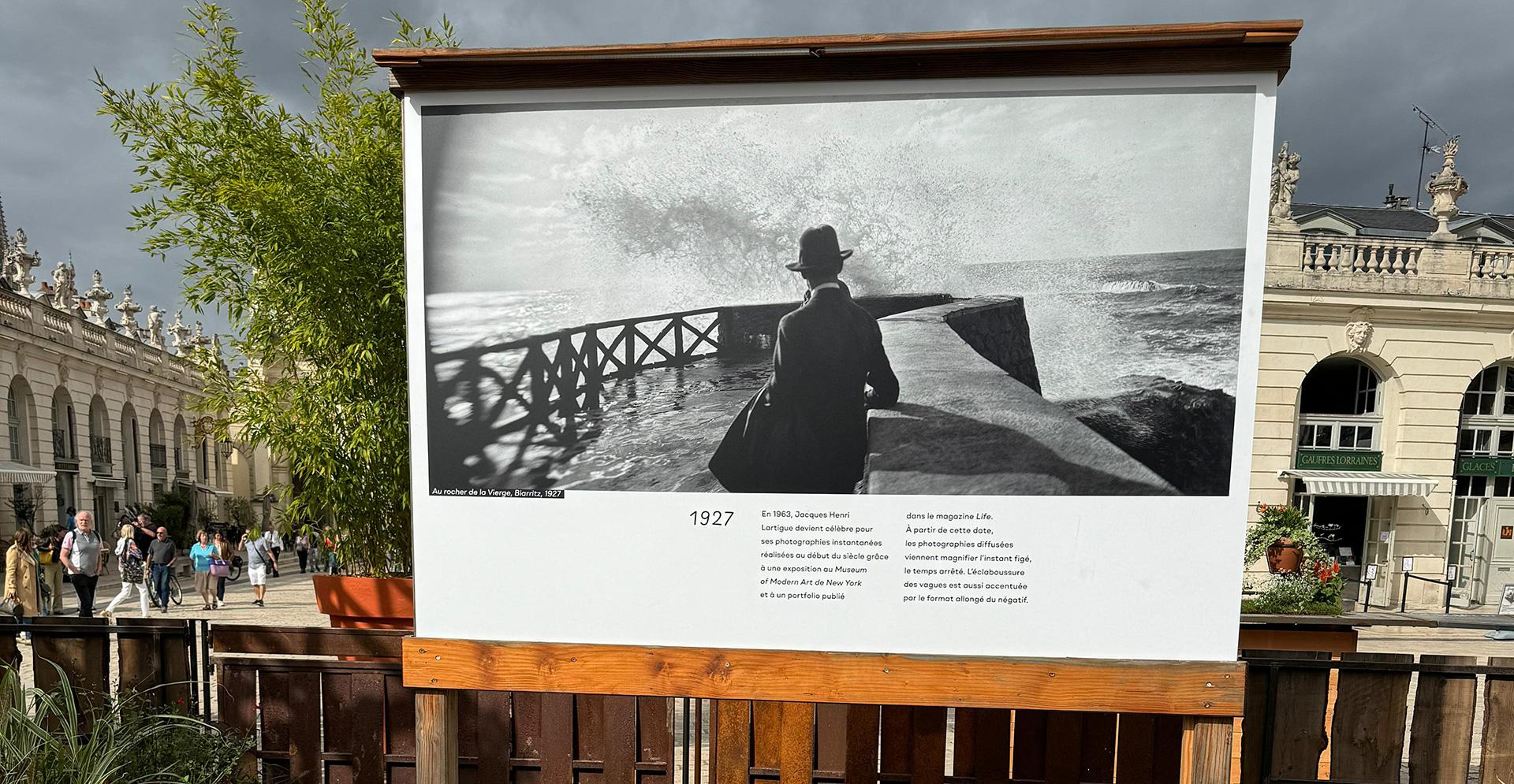 Panneau présentant un tirage de Jacques Henri Lartigue © Direction Écologie et Nature/Ville de Nancy