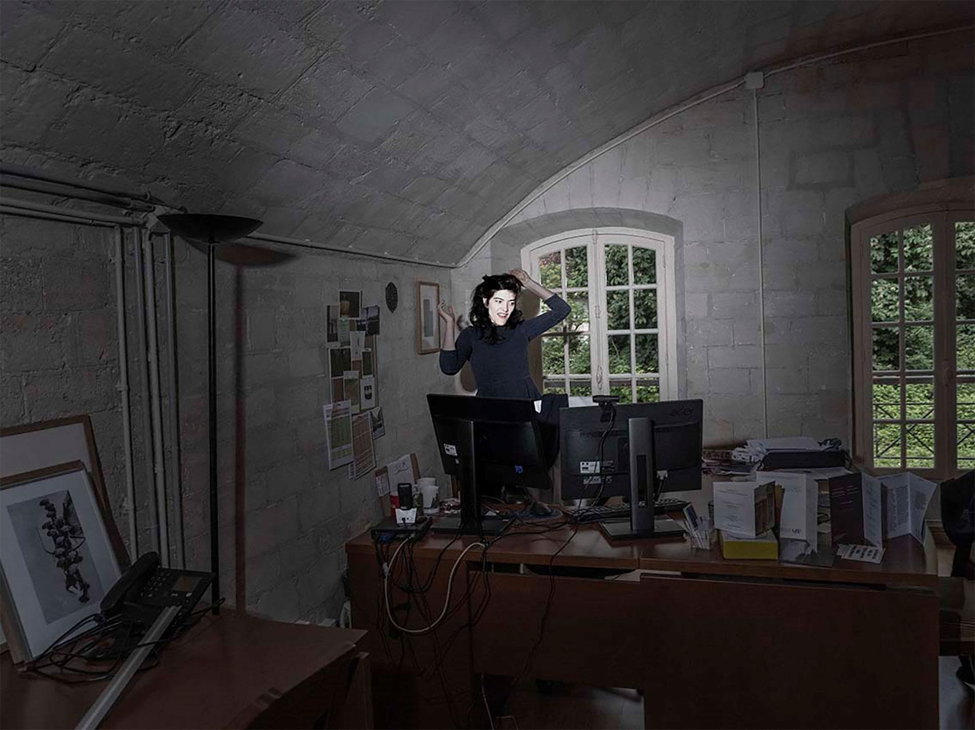 Xavier Lambours, Mathilde Falguière dans son bureau du fort de Saint-Cyr, avril 2024 © Xavier Lambours