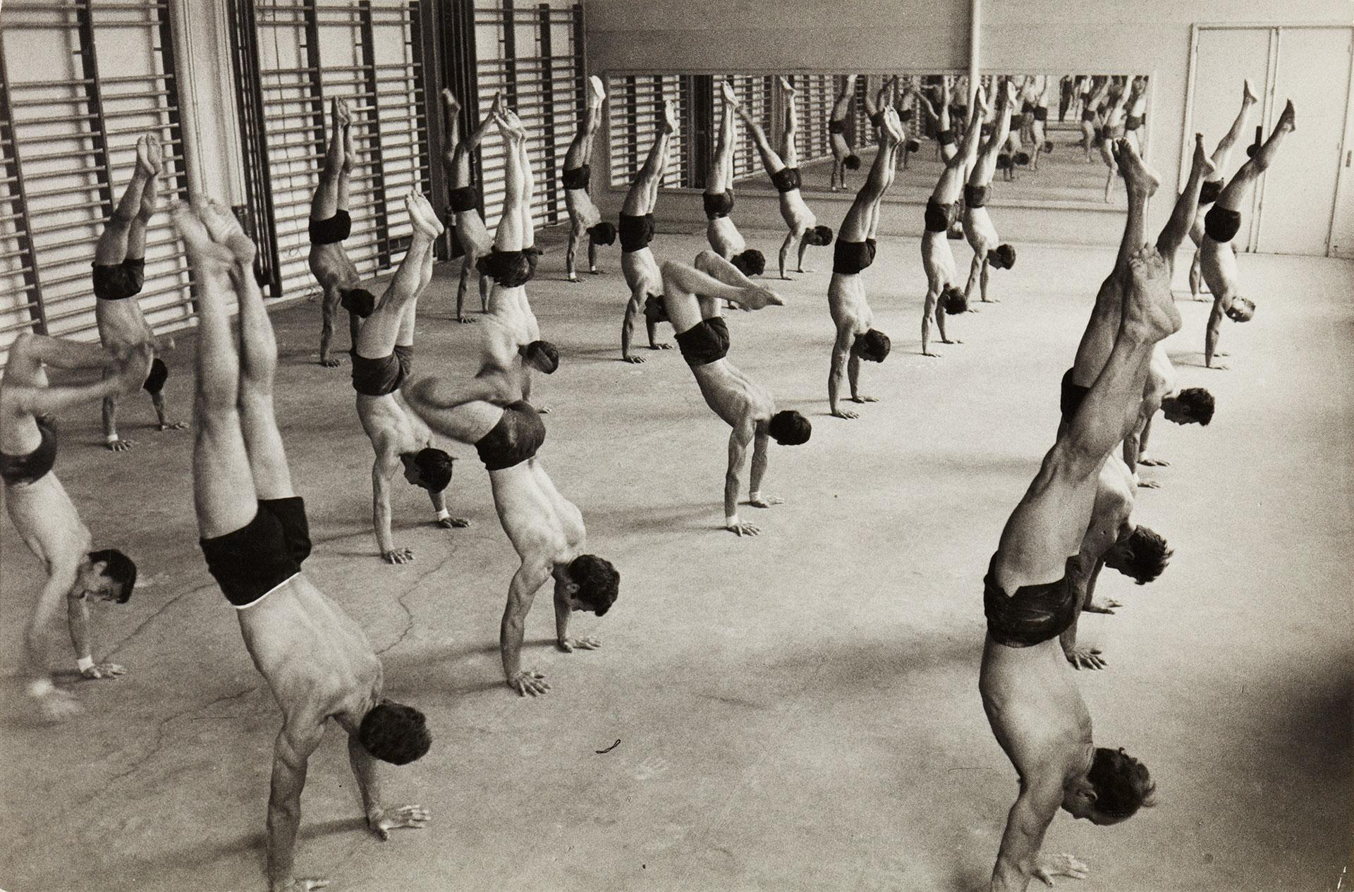 Jean Mounicq, Institut national du sport, gymnastique, Paris, , 1965 © Donation Jean Mounicq, ministère de la Culture (France), MPP, diff. GrandPalaisRmn Photo.