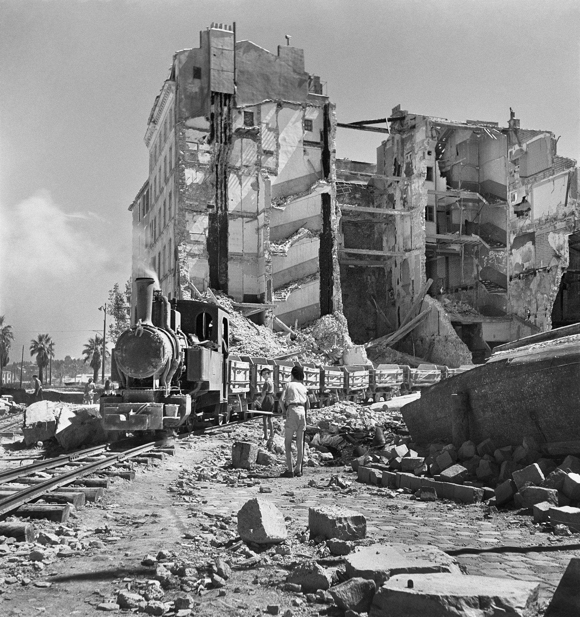 Willy Ronis, Toulon (Var),1945 © Donation Willy Ronis, ministère de la Culture (France), MPP, diff. GrandPalaisRmn Photo.