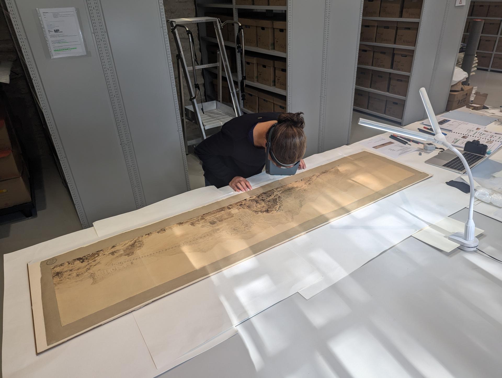 Marine Letouzey travaillant sur une vue du théatre antique de Taormine, Charenton-le-Pont, 2024 © DR