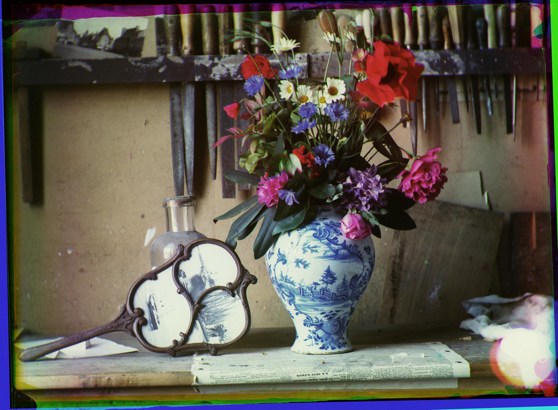 René Desclée, Nature morte au vase de fleurs, Tournai (Belgique), 1899, synthèse trichrome d’après trois négatifs de sélection sur plaques de verre