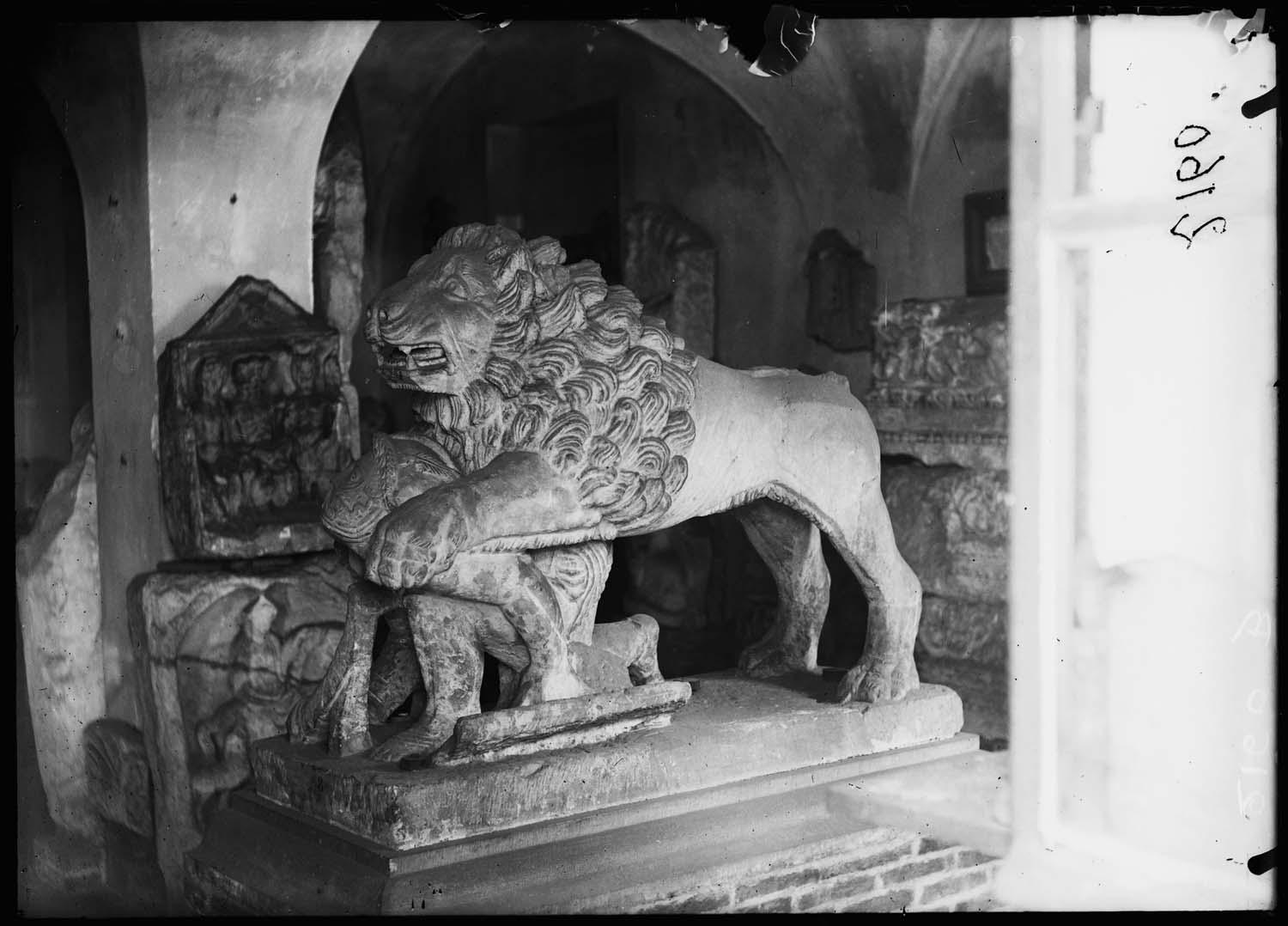 Émile Espérandieu, Gladiateur samnite et lion, musée archéologique de Chalon-sur-Saône (Saône-et-Loire), avant 1910 © Ministère de la Culture (France), MPP, diff. GrandPalaisRmn Photo.