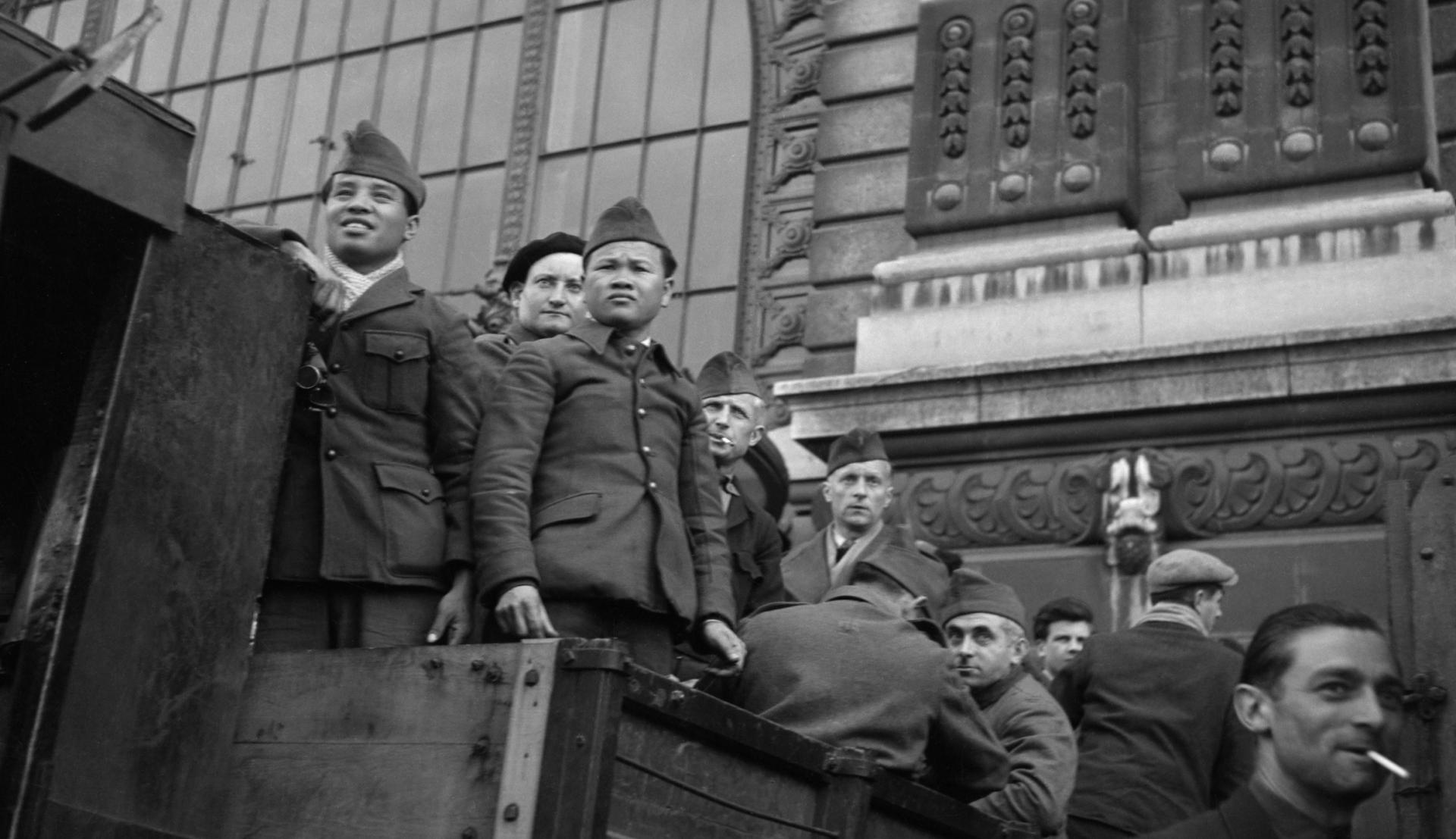 Willy Ronis, Le retour des prisonniers, gare d’Orsay, Paris, 1945
