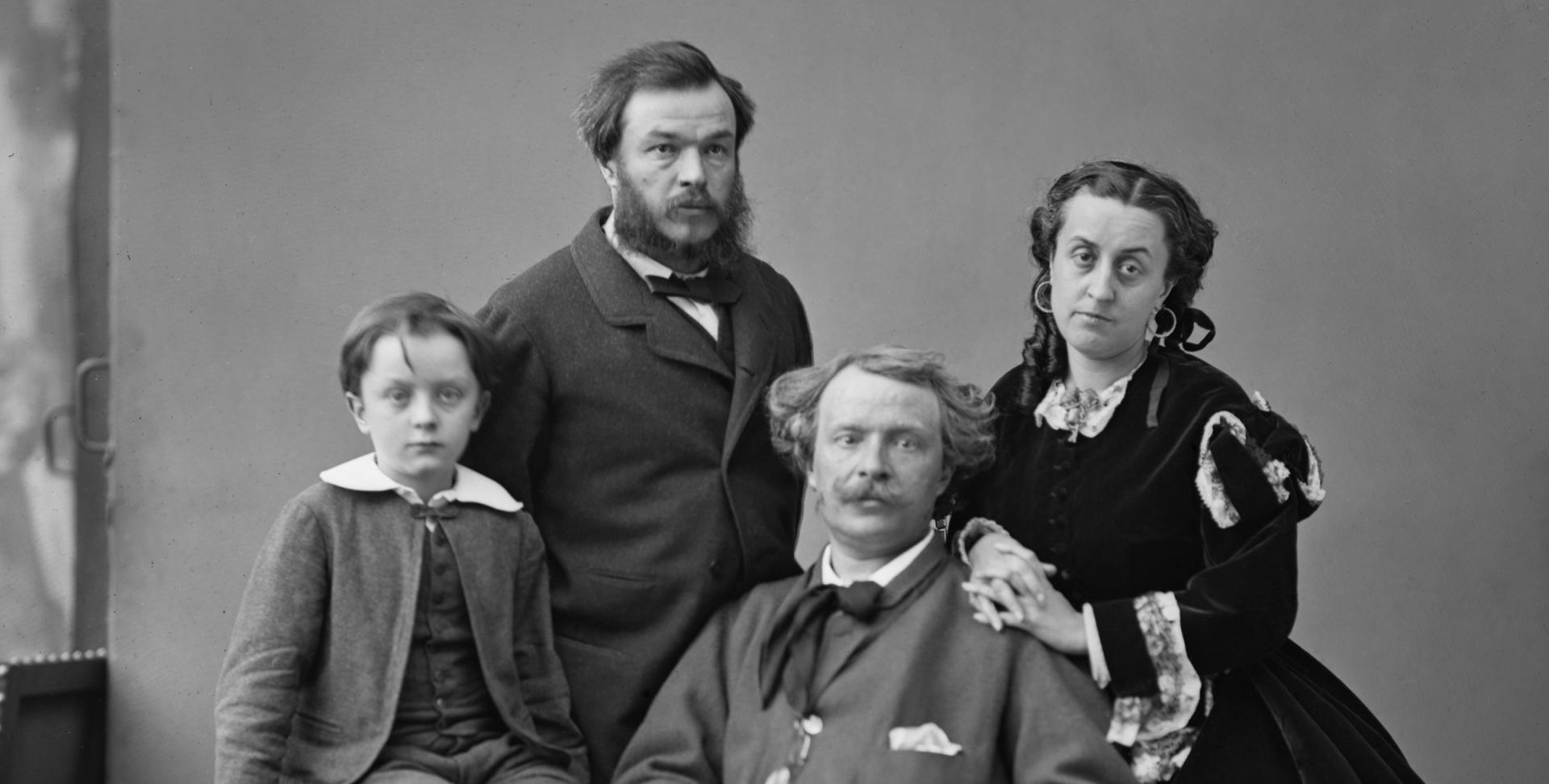 Félix Nadar, pseudonyme de Félix Gaspard Tournachon, avec sa femme Ernestine, son fils Paul et son frère Adrien Tournachon