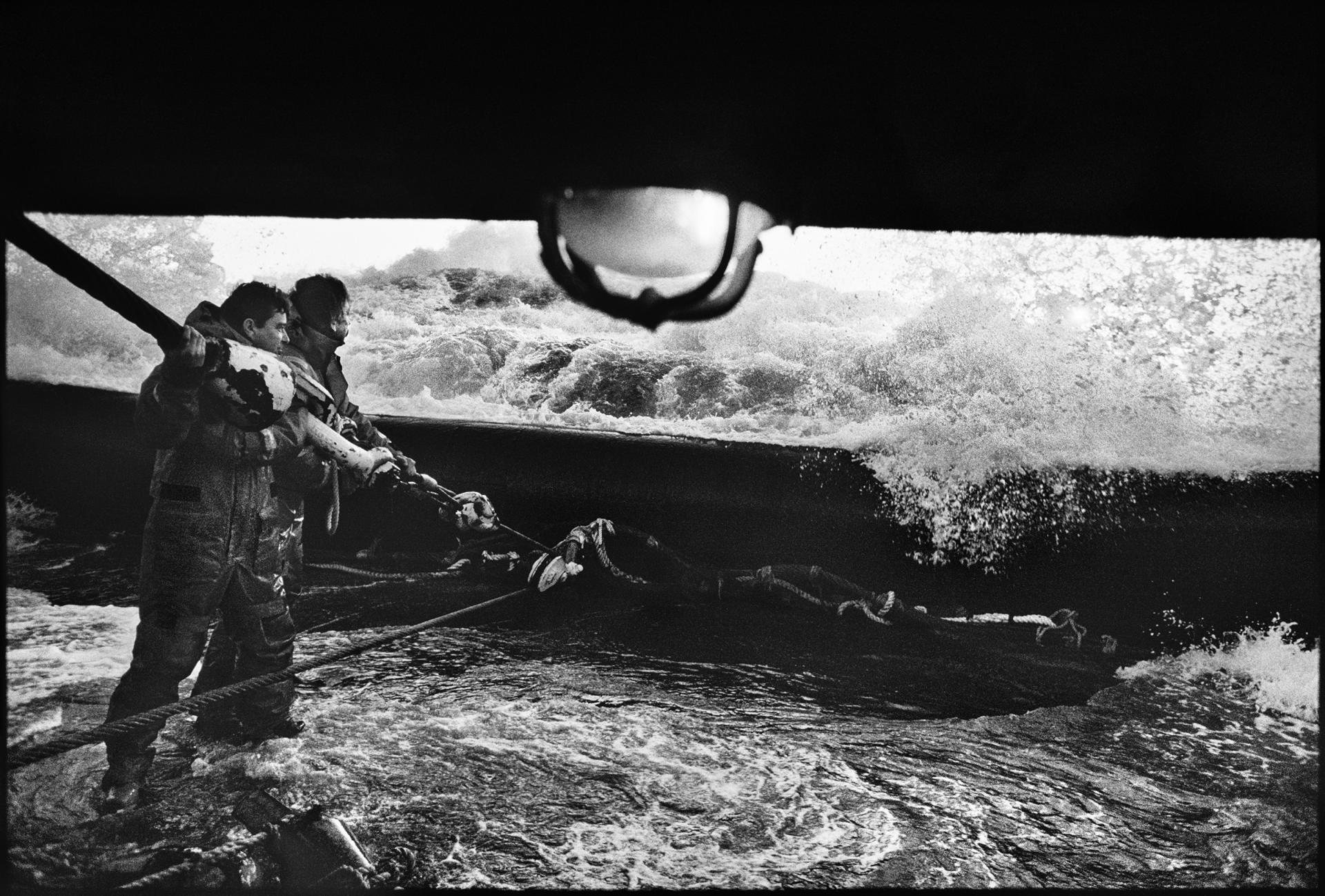 Jean Gaumy, Le remorqueur l’Abeille Flandre tente de remorquer le pétrolier l’Erika en perdition, 1999 © Jean Gaumy / Magnum Photos