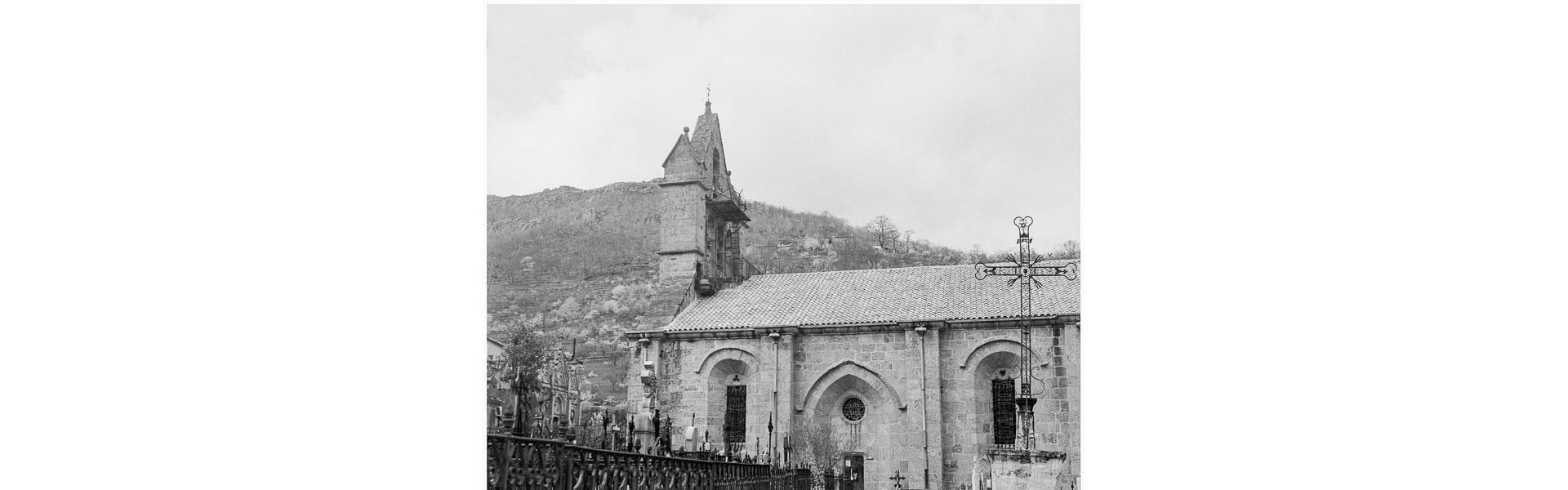 Georges Duval, Cimetière et façade sud de l'église Saint-André, Bruzet (Ardèche), 1963. © Ministère de la Culture (France), Médiathèque du patrimoine et de la photographie, diffusion GrandPalaisRMN Photo