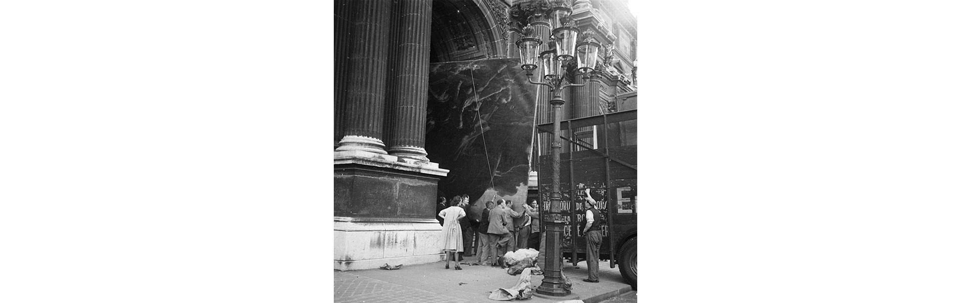 Noël Le Boyer (1883-1967), Évacuation au Louvre du tableau de Géricault, Le Radeau de la Méduse (1819), 1939 © Ministère de la Culture (France), Médiathèque du patrimoine et de la photographie, diff. GrandPalaisRmn Photo